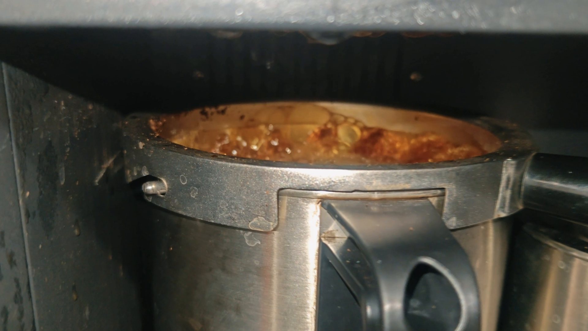 Tea decoction boiling inside the Brewtec brewer