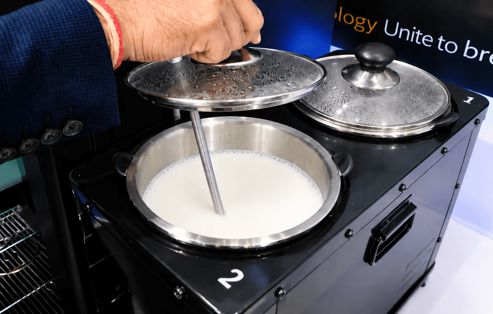 Fresh milk in the Automat double-chamber milk boiler