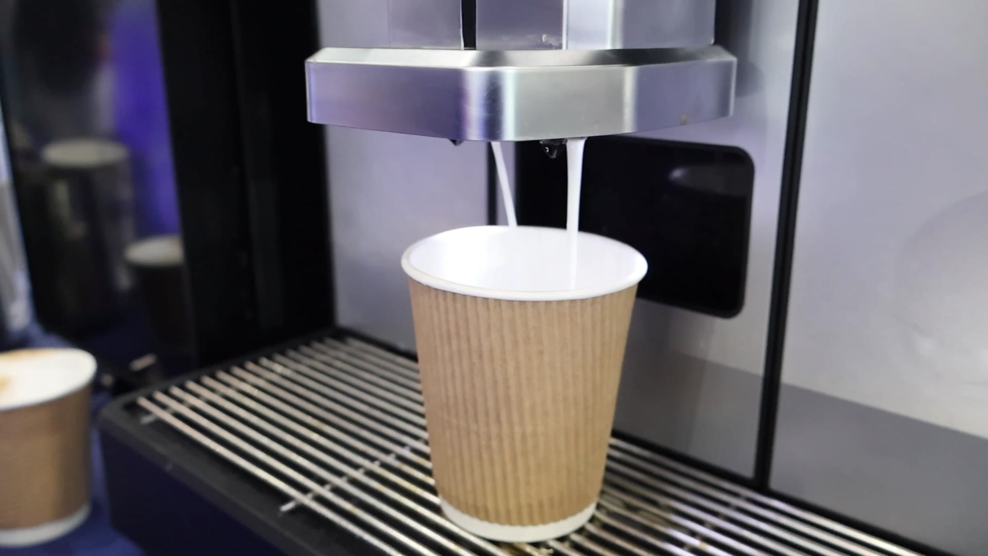 O Series preparing a cappuccino