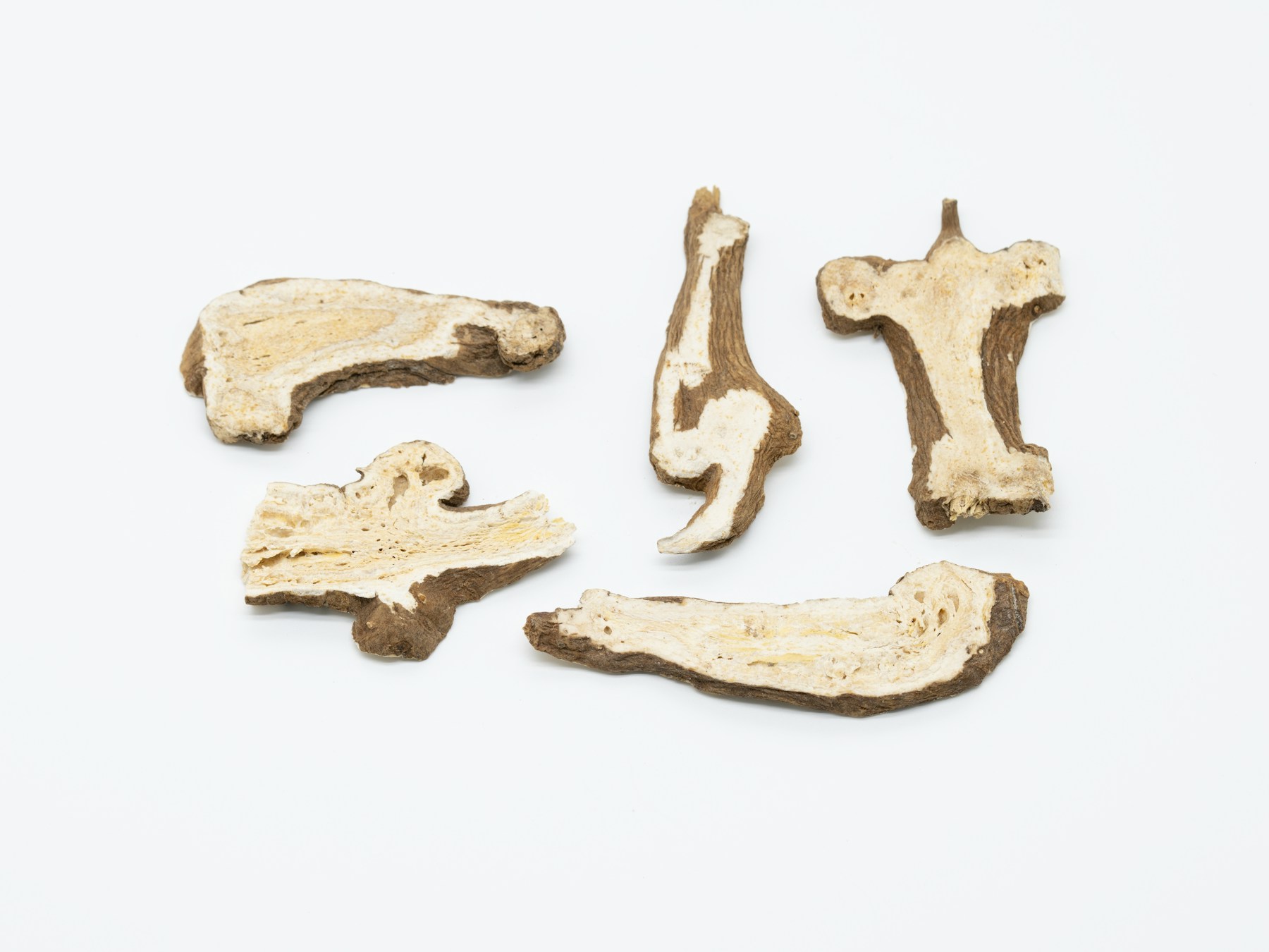 Dried ginger rhizome pieces
